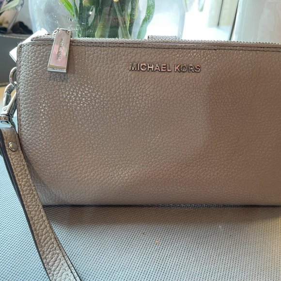 Michael Kors Adele Leather Smartphone Wallet - Picture 2 of 6